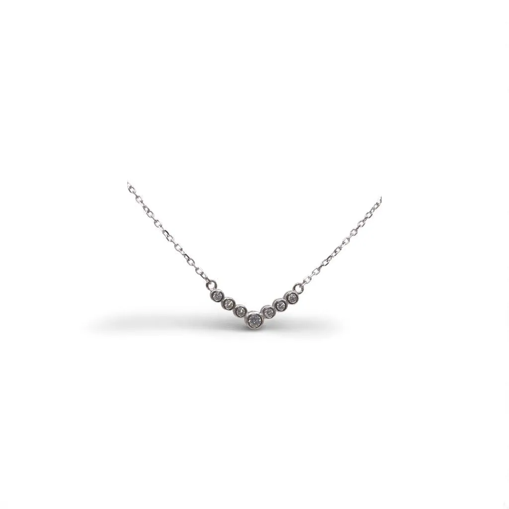Collar elegante en forma de V con piedras blancas y engaste tipo botón 1